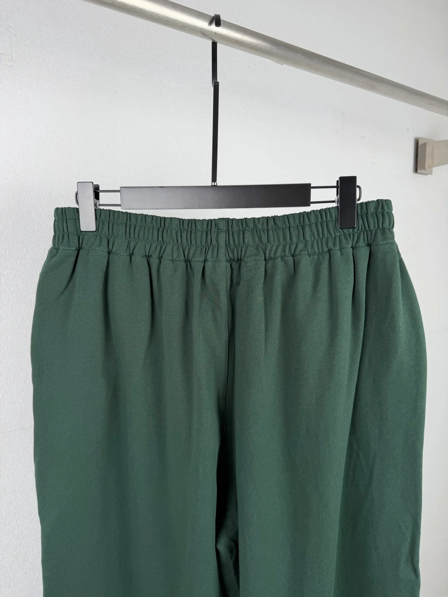 ACNE Studios casual wide-leg trousers with embroidered logo. Customized foggy brushed fleece. Draped and stylish. Soft and skin-friendly. The color is dark navy. It captures the tranquility and depth of the deep sea twilight. Retro calmness. It has a naturally cool and luxurious feeling. The Classic embroidered logo on the thigh is like a light star. It condenses brand recognition and high-end texture. The drawstring waistband and side pocket design condenses the casual posture. There is a trendy edge hidden under the minimalist texture. It can be worn together with Series suits to form a luxurious and elegant system. It interprets the unique Nordic elegance artistic conception. Process 1: Use imported machine embroidery technology. Use advanced computer control system and precision mechanical components to realize the Acne Studios logo work. High precision. The lines are smooth and delicate. Process 2: The fabrics have been fermented and washed. The hand feel and texture are better. It is not easy to deform, not easy to shrink, not easy to fade, and maintains long-term beauty. Accessories: Customized 1:1 Acne zipper Customized 1:1 Acne hanging clock Customized 1:1 Acne trademark Version: Loose version Size: S M L XL